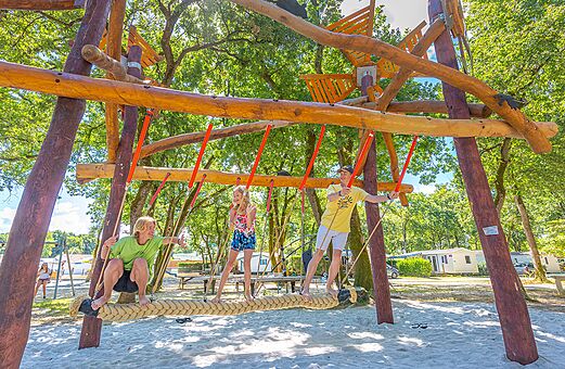 Grote houten speelstructuur op camping VAGUES OCEANES Domaine les Charmilles.