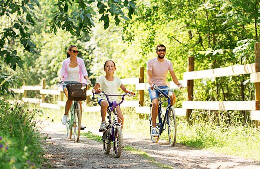 Familie fietst op bospad op camping VAGUES OCEANES Domaine les Charmilles in Saint-Laurent-de-la-Prée (17).