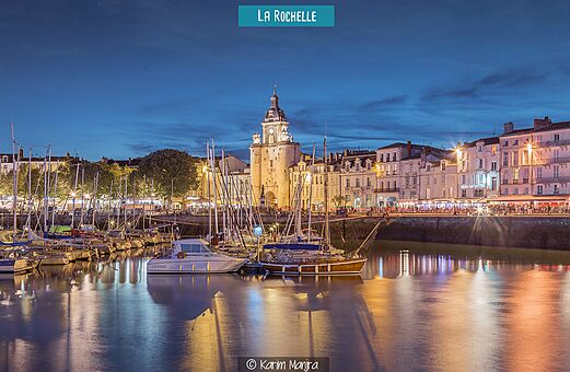 Verlichte Oude Haven van La Rochelle met de Klokkentoren en boten.