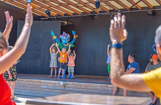 Kinderanimatie met mascotte op camping VAGUES OCEANES Domaine les Charmilles in Saint-Laurent-de-la-Prée (17).