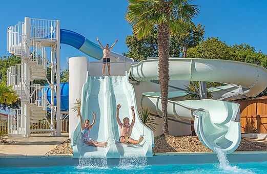 Waterglijbanen en buitenzwembad op camping VAGUES OCEANES Domaine les Charmilles.