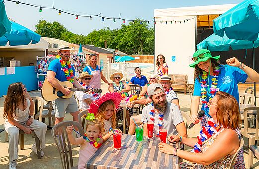 Muzikale animatie en drankjes op camping VAGUES OCEANES Domaine les Charmilles in Saint-Laurent-de-la-Prée (17).