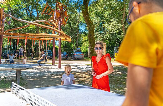 Speeltuin, schommels, tafeltennis op camping VAGUES OCEANES Domaine les Charmilles in Saint-Laurent-de-la-Prée (17).