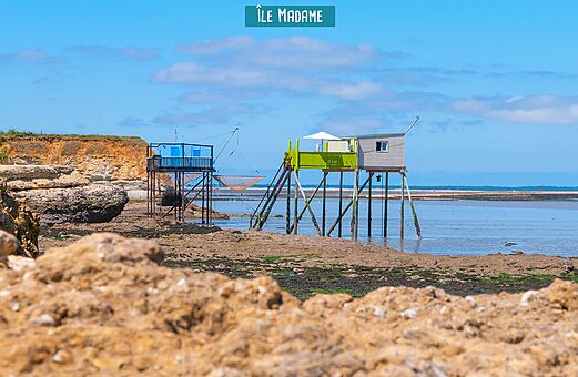 Traditionele vissershutten op palen bij eb, �le Madame, Charente-Maritime.