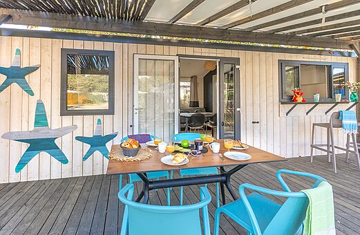 Terras stacaravan met ontbijt op camping VAGUES OCEANES Domaine les Charmilles in Saint-Laurent-de-la-Prée (17).