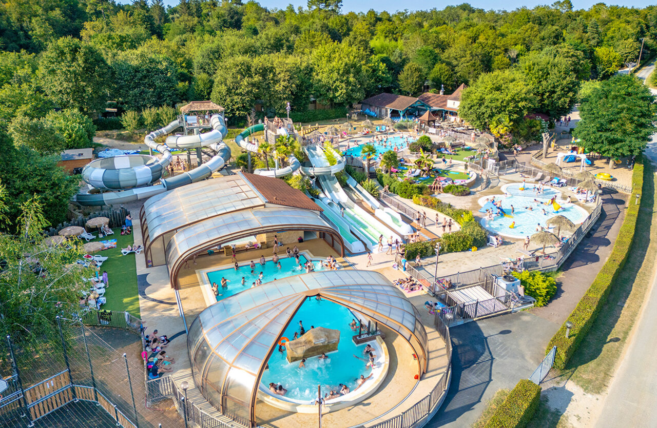 Waterpark met glijbanen, overdekte en buitenbaden op camping VAGUES OCEANES Chataigneraie in Prats-de-Carlux (24).