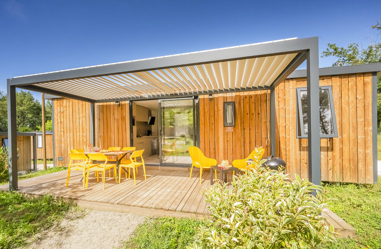 Stacaravan, terras, pergola op camping VAGUES OCEANES Chataigneraie Prats-de-Carlux.