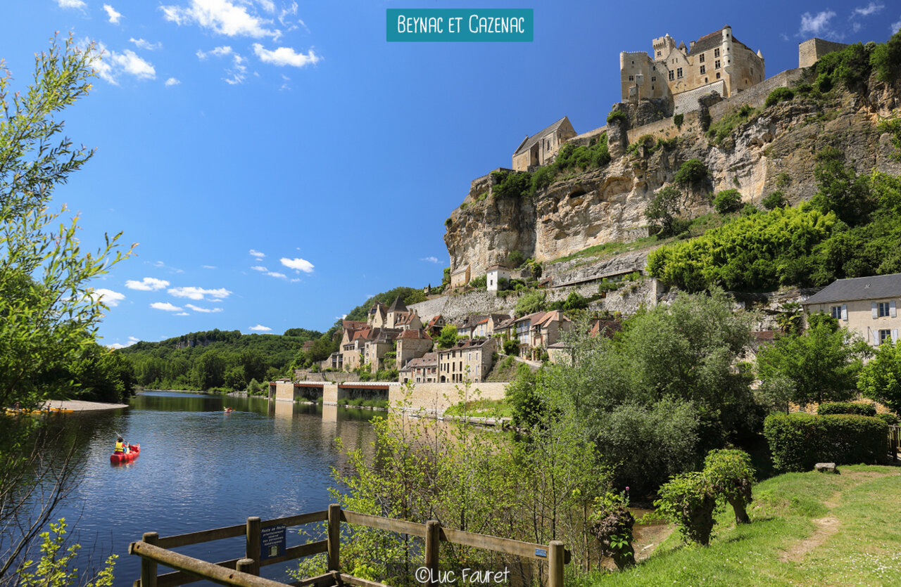 Middeleeuws dorp Beynac-et-Cazenac in de Dordogne, met kasteel en rivier.