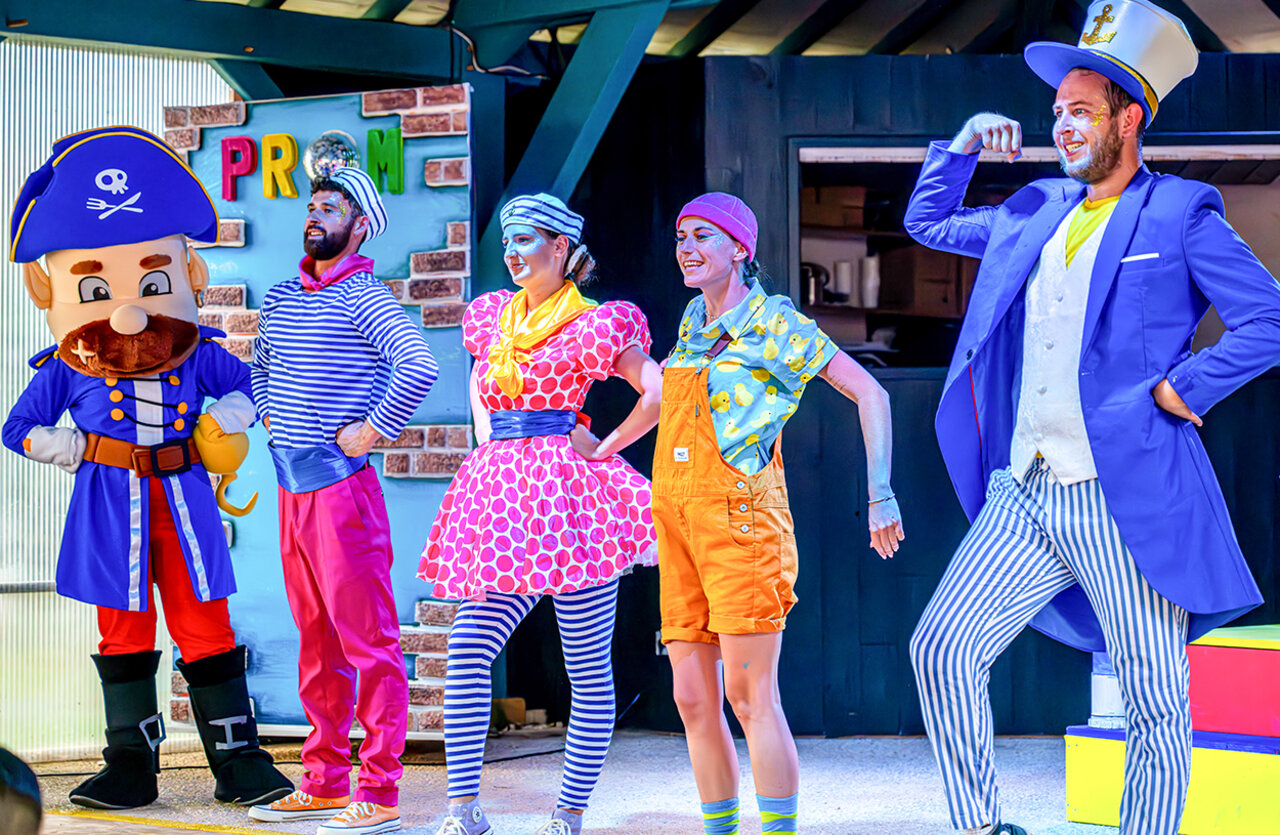 Show met mascotte en animators op camping VAGUES OCEANES Chataigneraie in Prats-de-Carlux.