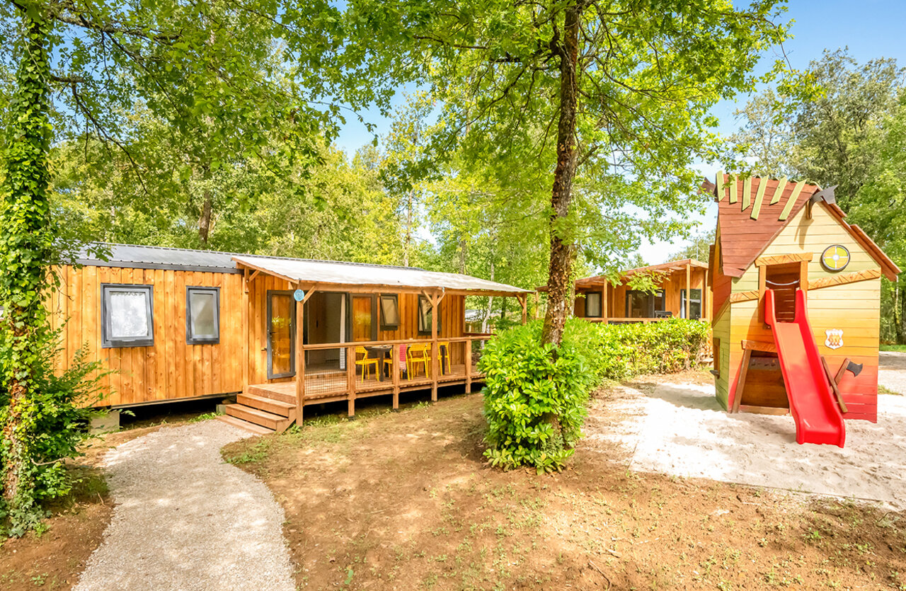 Houten stacaravan, terras, kinderspelen camping VAGUES OCEANES Chataigneraie Prats-de-Carlux.