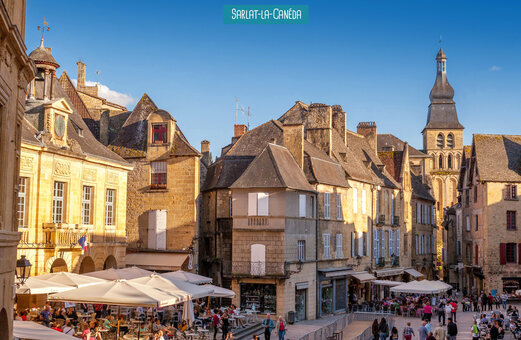 Levendig historisch plein in Sarlat-la-Canéda, Dordogne, te bezoeken nabij de camping.