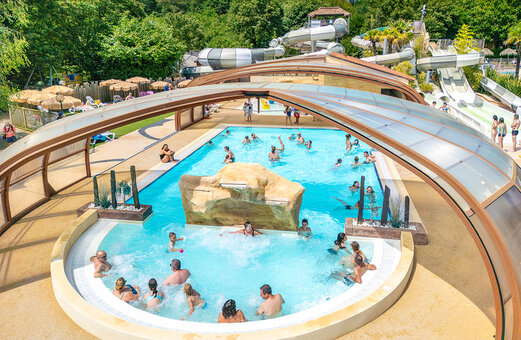 Zwembad, glijbanen op camping VAGUES OCEANES Chataigneraie in Prats-de-Carlux (24).