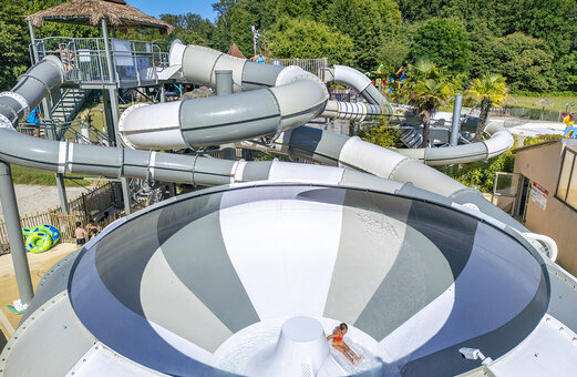 Gigantische waterglijbanen op camping VAGUES OCEANES Chataigneraie in Prats-de-Carlux (24).