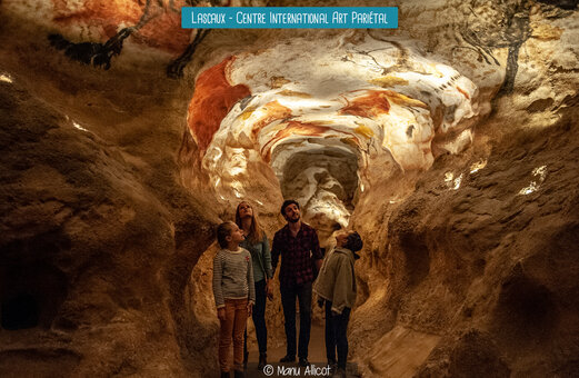 Grot van Lascaux, familie bewondert rotsschilderingen nabij Prats-de-Carlux, Dordogne.