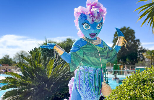 Blauw zeemeermin animatiefiguur op camping VAGUES OCEANES Chataigneraie in Prats-de-Carlux (24).