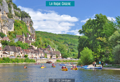 Dorp La Roque Gageac in de Dordogne, kano's op de rivier.