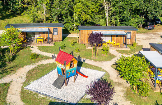 Stacaravans en speeltuin, luchtfoto, op camping VAGUES OCEANES Chataigneraie.