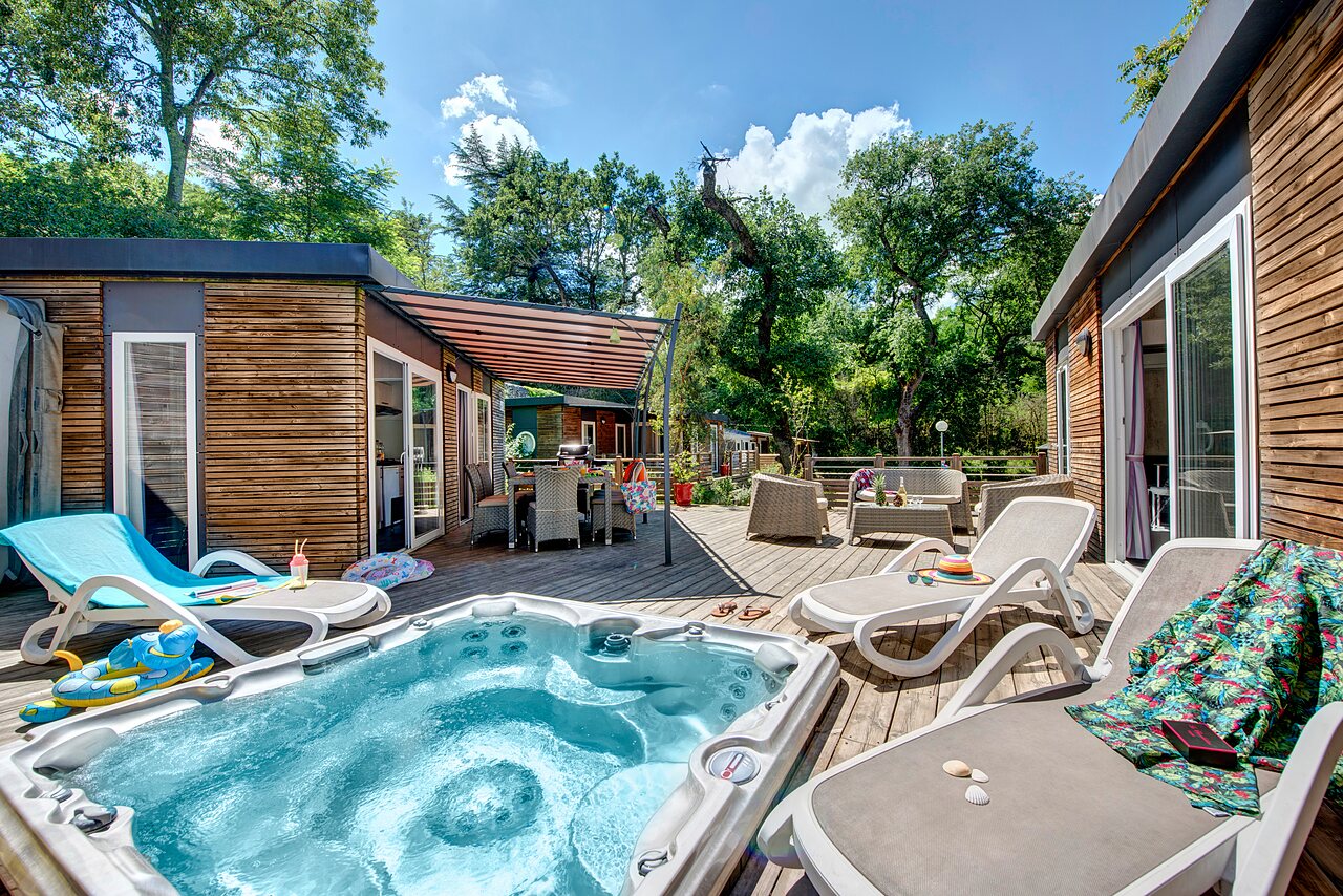 Priv�jacuzzi en houten terras bij stacaravan op camping CLICOCHIC Ch�teau de Boisson in All�gre-les-Fumades (30).