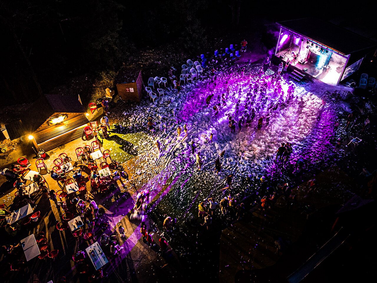 Geanimeerd schuimfeest, podium en bar op camping CLICOCHIC Ch�teau de Boisson (30).