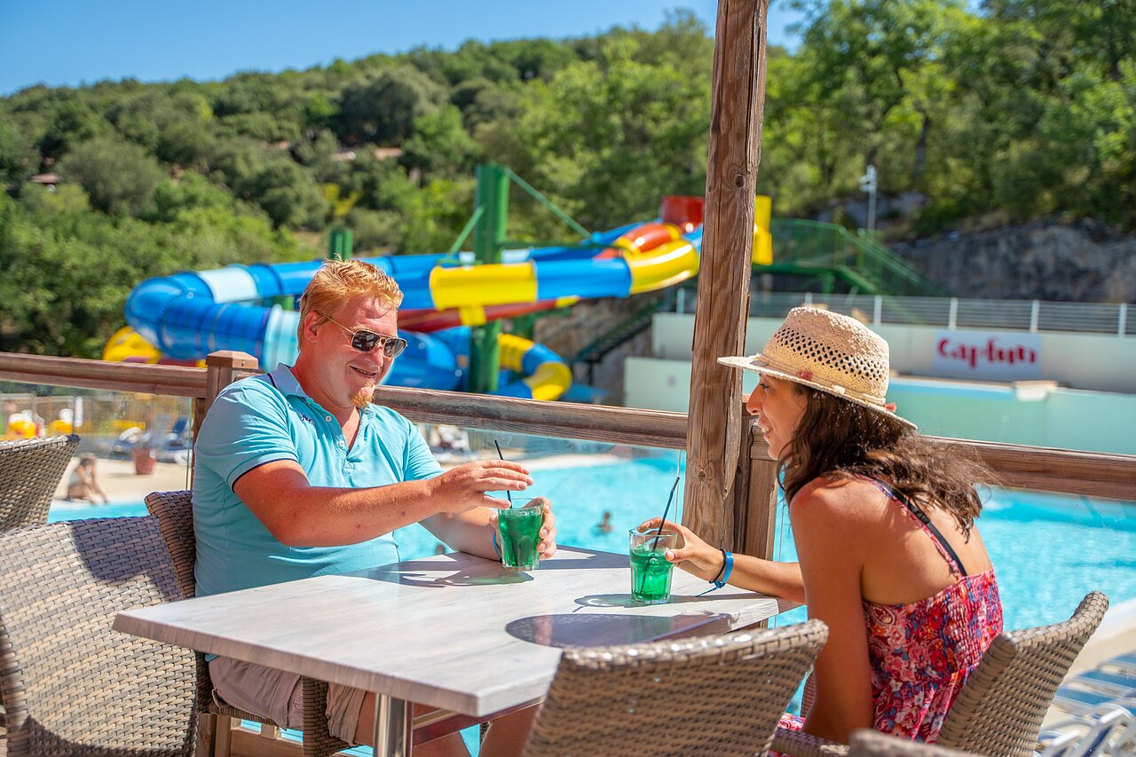 Zwembadbar, stel, waterglijbanen, camping CLICOCHIC Ch�teau de Boisson All�gre-les-Fumades.