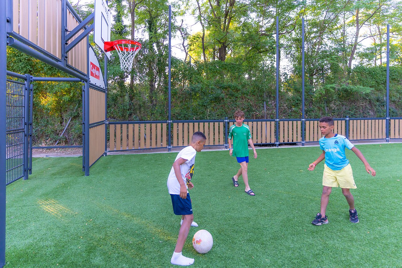 Multisportterrein kinderen spelen op camping CLICOCHIC Ch�teau de Boisson All�gre-les-Fumades.