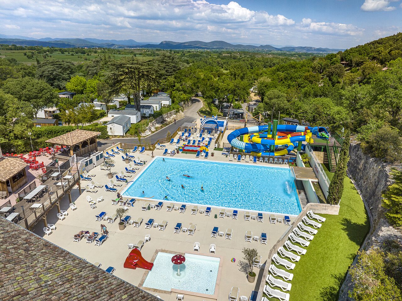 Waterpark, glijbanen, peuterbad op camping CLICOCHIC Ch�teau de Boisson (30).