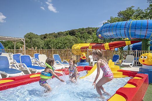 Kinderen, waterspeeltuin, glijbanen op camping CLICOCHIC Château de Boisson, Allègre-les-Fumades.