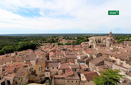 Stad Uzès met haar oude daken en historische kerk in Occitanië.