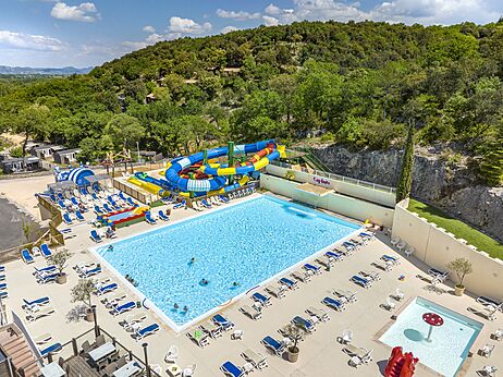 Buitenzwembad, glijbaan en kinderbad op camping CLICOCHIC Château de Boisson.