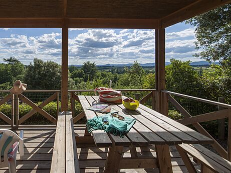 Accommodatieterras met panoramisch uitzicht op camping CLICOCHIC Château de Boisson.