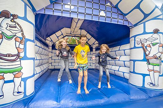 Springkasteel voor kinderen, gegarandeerd plezier op camping CLICOCHIC Château de Boisson (30).