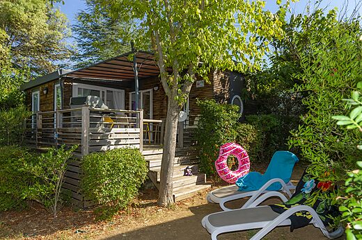 Stacaravan met houten terras op camping CLICOCHIC Château de Boisson.