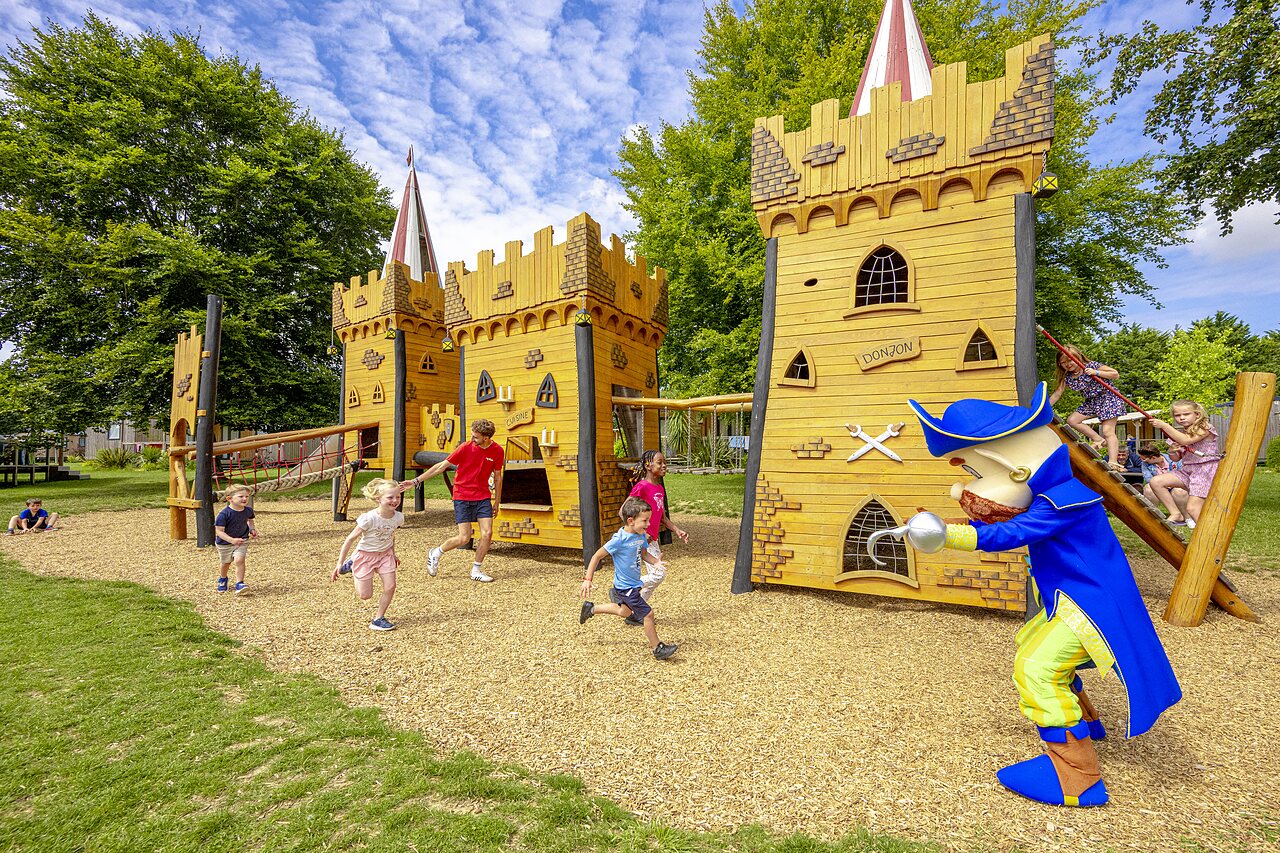 Kasteel speeltuin, kinderen en mascotte op camping CAPFUN Ch�teau de Galin�e in SAINT CAST LE GUILDO (22).
