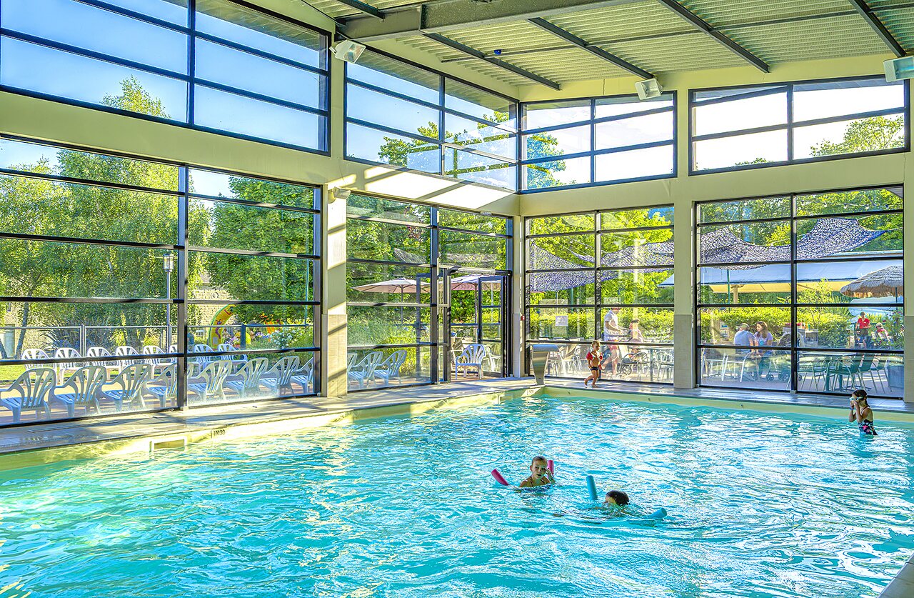 Overdekt zwembad, kinderen, ramen bij CAPFUN Ch�teau de Galin�e in SAINT CAST LE GUILDO.