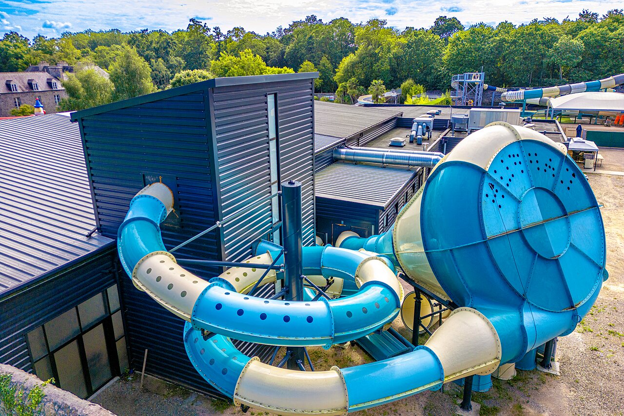 Gigantische waterglijbanen, spiraal en trechter, op camping CAPFUN Ch�teau de Galin�e (22).