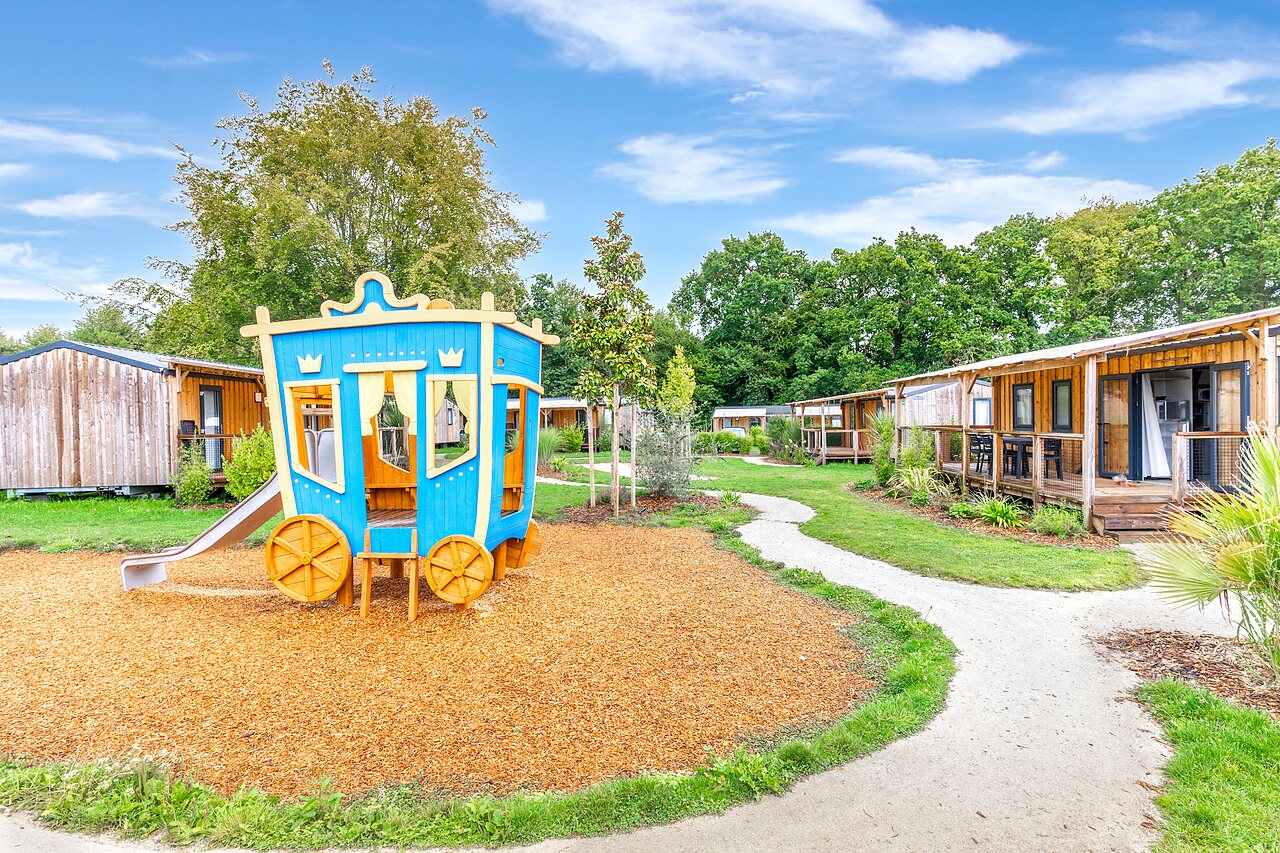 Koets speeltuin, glijbaan en stacaravans op camping CAPFUN Ch�teau de Galin�e in SAINT CAST LE GUILDO (22).