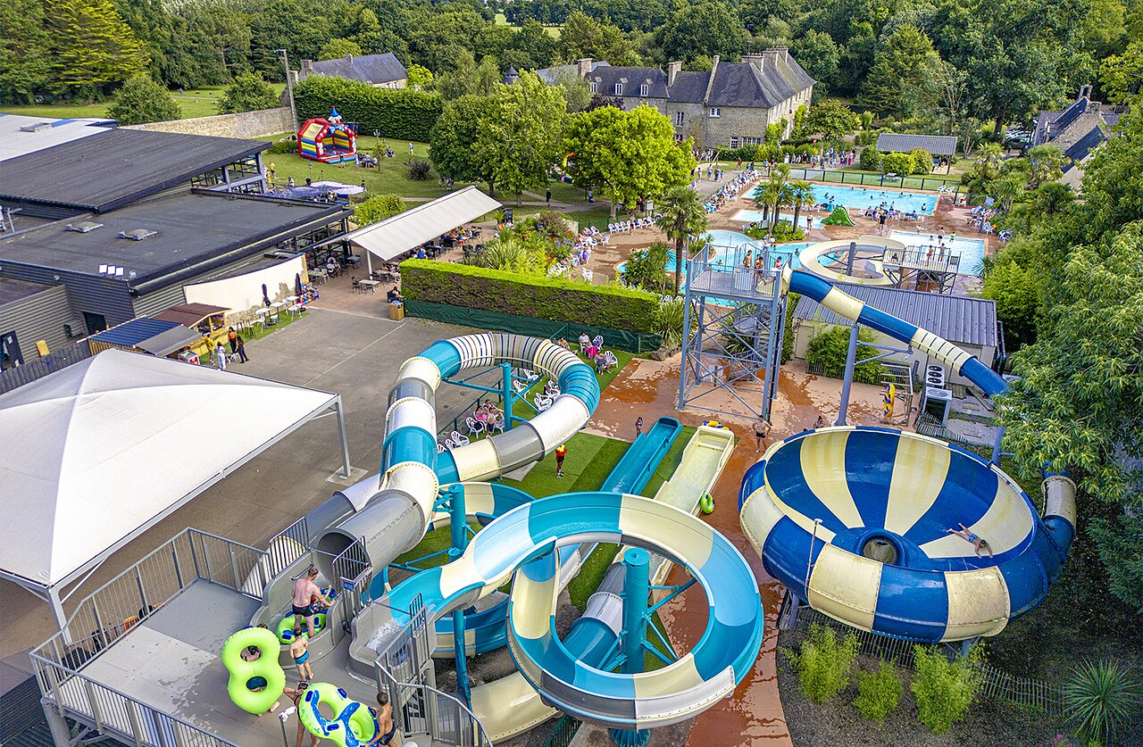 Waterglijbanen, zwembad en speeltoestellen op camping CAPFUN Ch�teau de Galin�e (22).