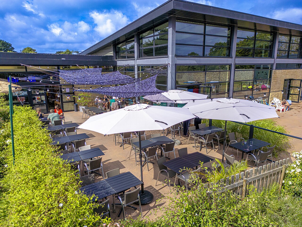 Zonnig terras van het restaurant-bar op camping CAPFUN Ch�teau de Galin�e in SAINT CAST LE GUILDO.