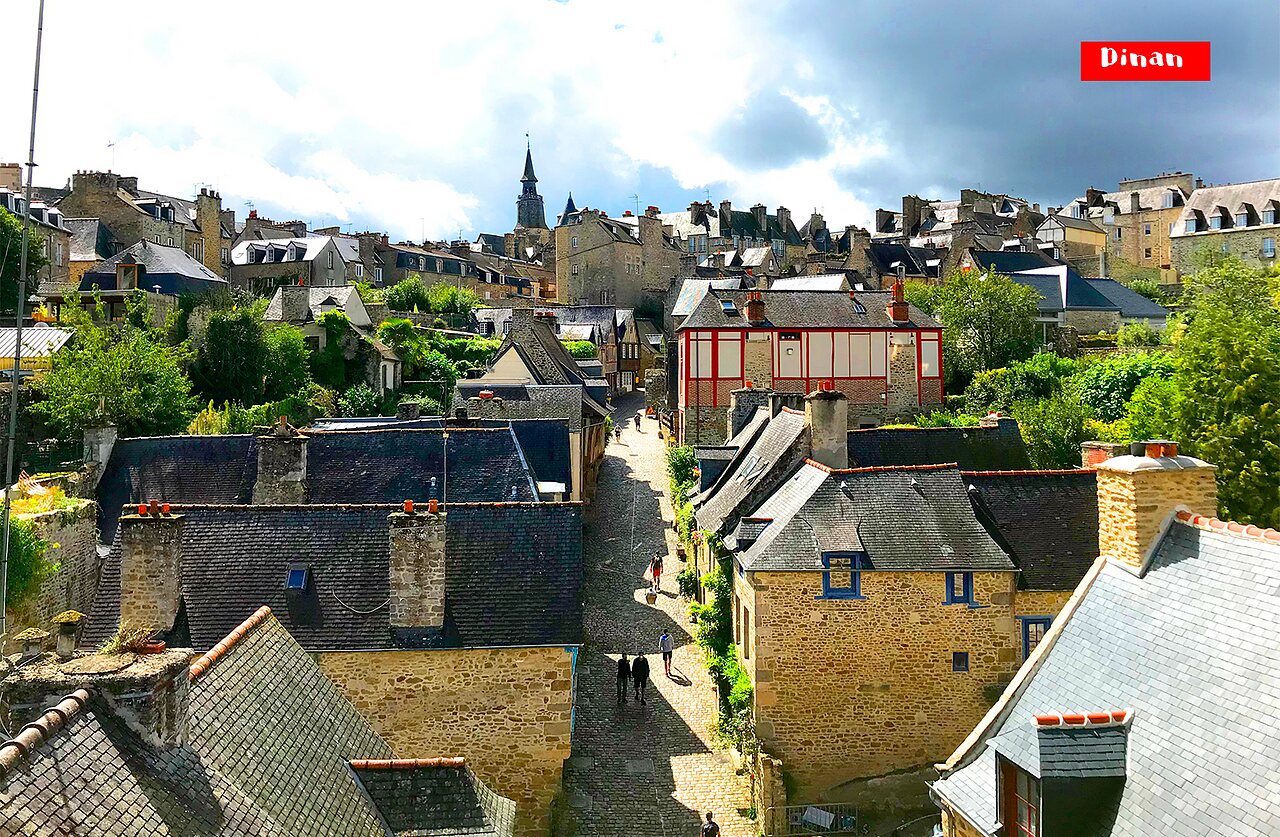 Geplaveide straat en middeleeuwse huizen van Dinan, historische stad in Bretagne.