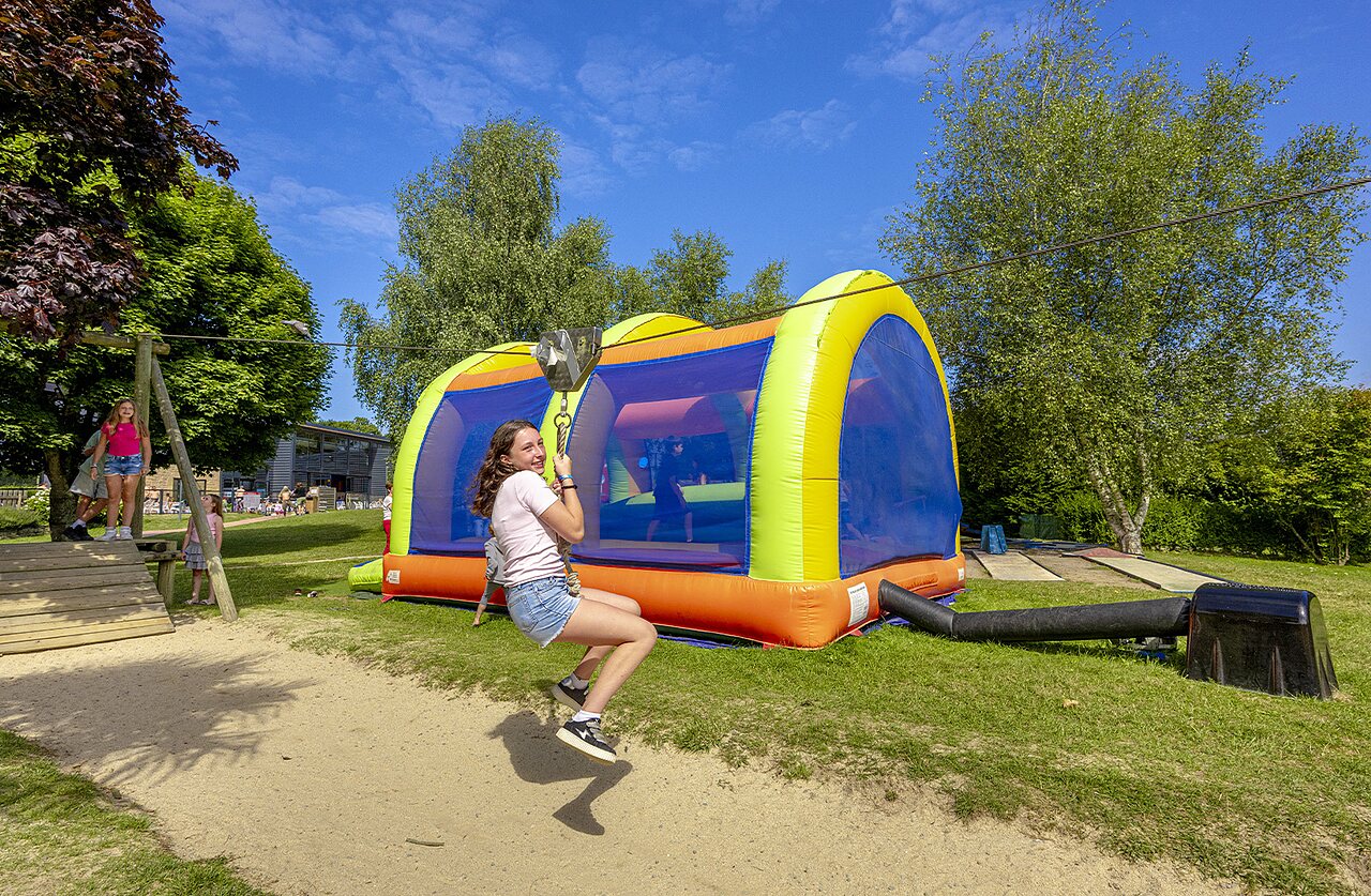 Zipline en springkasteel bij CAPFUN Ch�teau de Galin�e in SAINT CAST LE GUILDO.