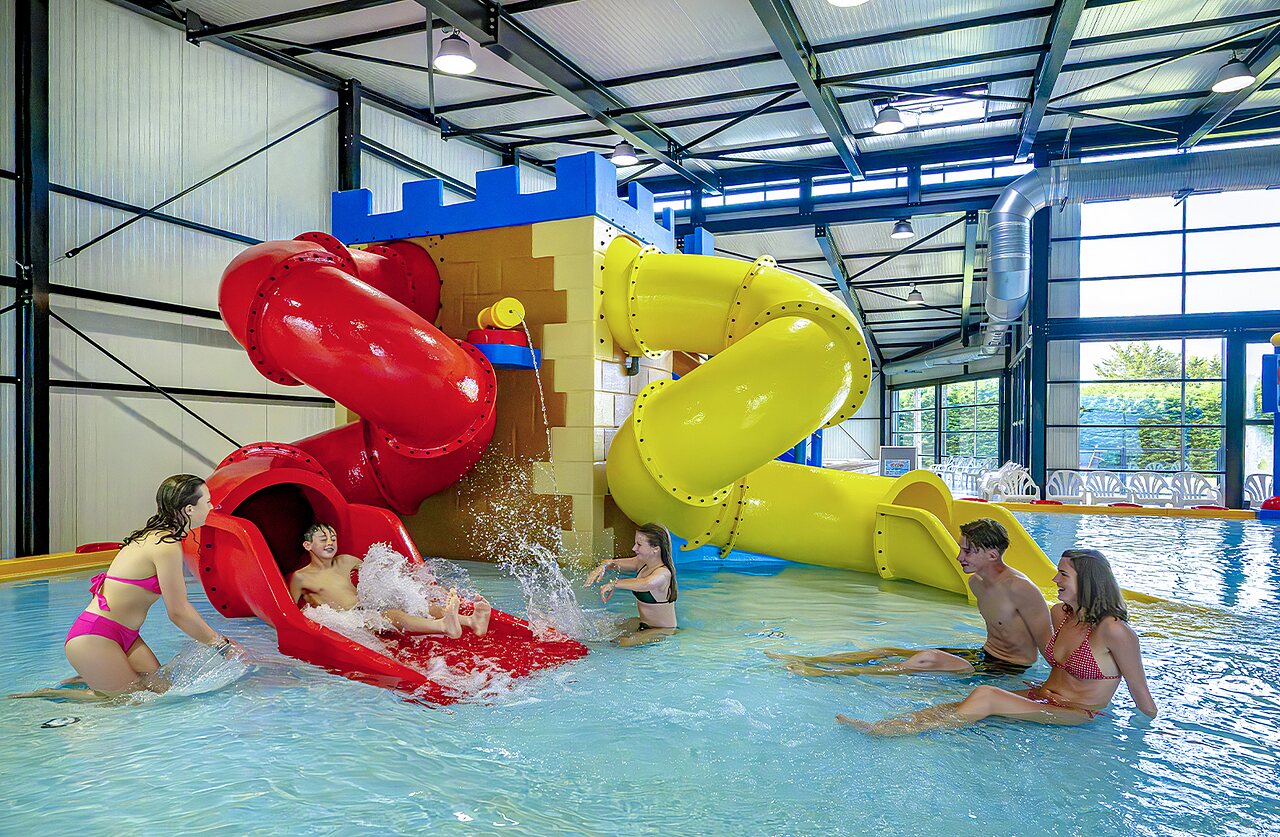 Overdekt zwembad met glijbanen op camping CAPFUN Ch�teau de Galin�e in SAINT CAST LE GUILDO (22).