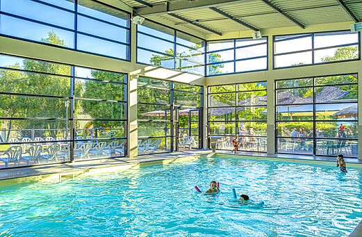 Licht overdekt zwembad met kinderen op camping CAPFUN Ch�teau de Galin�e (22).