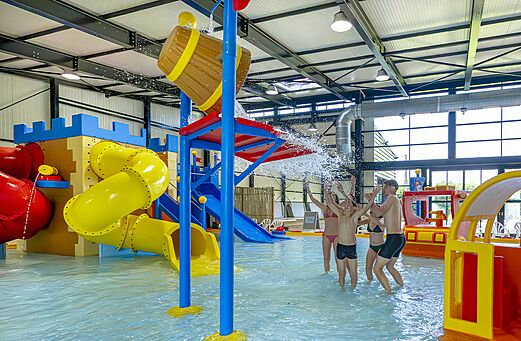 Binnenzwembad, glijbanen en waterspellen CAPFUN Ch�teau de Galin�e (22).