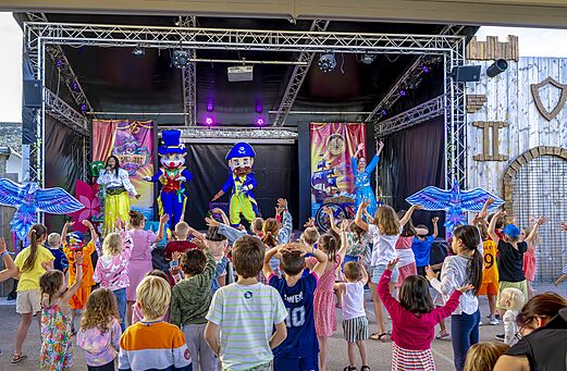 Animatieshow voor kinderen met mascottes en artiesten op het podium op camping CAPFUN Ch�teau de Galin�e in SAINT CAST LE GUILDO (22).