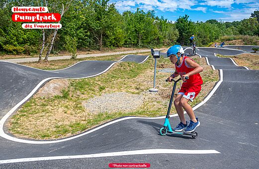 Moderne pumptrack en kind op step op camping CAPFUN Ch�teau de Galin�e (22).