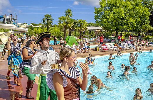Verklede animators en blije zwemmers in zwembad camping CAPFUN Ch�teau de Galin�e in SAINT CAST LE GUILDO (22).