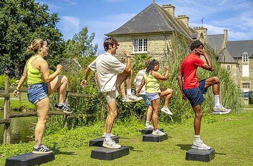 Groeps stepactiviteit buiten op camping CAPFUN Ch�teau de Galin�e (22).