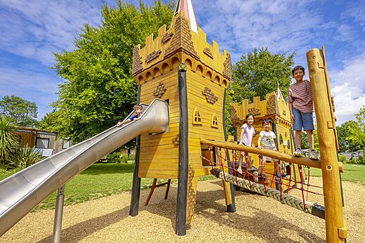 Kasteel speeltuin, glijbaan en kinderen op camping CAPFUN Château de Galinée in SAINT CAST LE GUILDO (22).