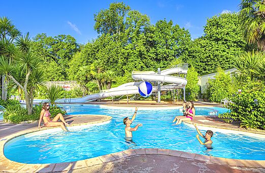 Buitenzwembad, waterglijbaan, familie op camping CAPFUN Ch�teau de Galin�e.