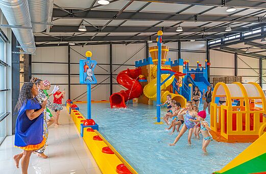 Overdekt zwembad, waterspellen op camping CAPFUN Château de Galinée in SAINT CAST LE GUILDO (22).